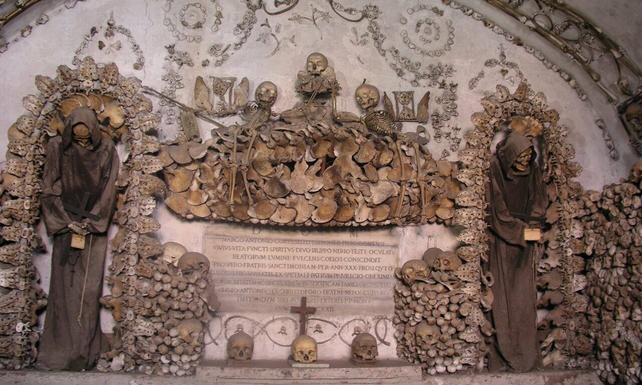 К записи «Из книги "The Empire of Death: A Cultural History of Ossuaries and Charnel Houses" by Paul Koudounaris», снимок 1 из 1
